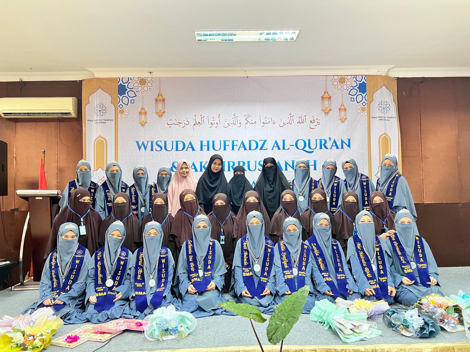 Wisudawati bersama Ustadzah